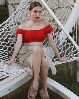 Duygu Özaslan feet photo thumbnail