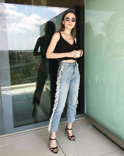 Duygu Özaslan feet photo thumbnail