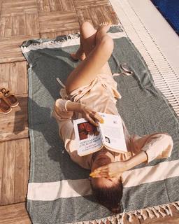 Duygu Özaslan feet photo thumbnail