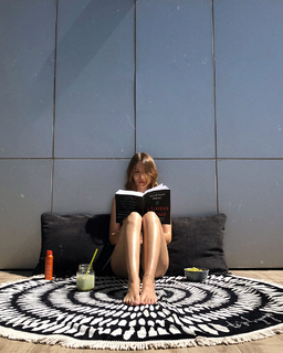 Duygu Özaslan feet photo thumbnail