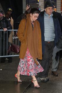 Sarah Hyland feet photo thumbnail