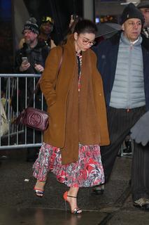 Sarah Hyland feet photo thumbnail