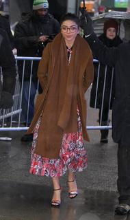 Sarah Hyland feet photo thumbnail