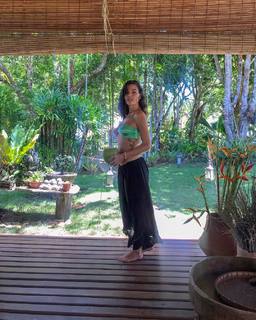 Isis Valverde feet photo thumbnail