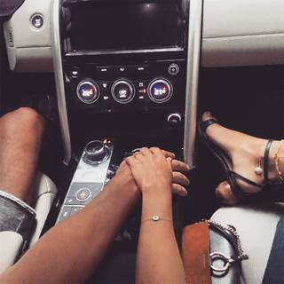 Isis Valverde feet photo thumbnail