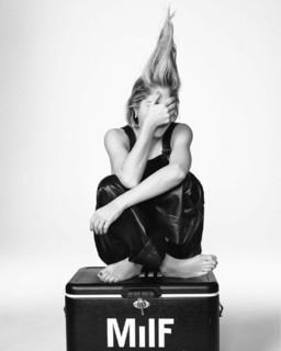 Selma Blair feet photo thumbnail