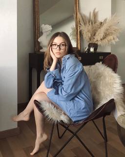 Duygu Özaslan feet photo thumbnail