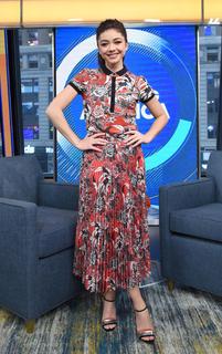 Sarah Hyland feet photo thumbnail