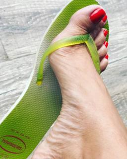 Karin Klemp feet photo thumbnail