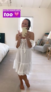 Kino MacGregor feet photo thumbnail