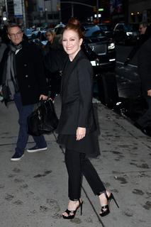 Julianne Moore feet photo thumbnail
