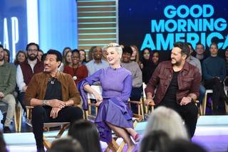 Katy Perry feet photo thumbnail