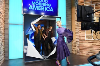 Katy Perry feet photo thumbnail