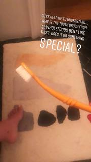 Hilary Duff feet photo thumbnail