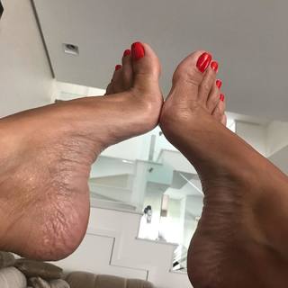 Karin Klemp feet photo thumbnail