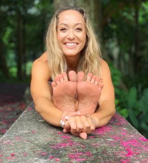 Kino MacGregor feet photo thumbnail