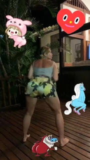 Lívia Andrade feet photo thumbnail