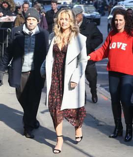 Denise Richards feet photo thumbnail