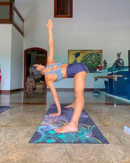 Isis Valverde feet photo thumbnail