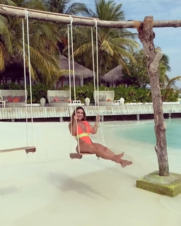 Nicole Bahls feet photo thumbnail