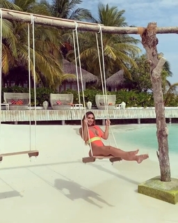 Nicole Bahls feet photo thumbnail