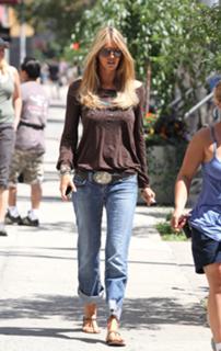 Elle Macpherson feet photo thumbnail