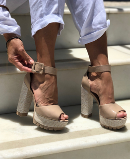 Adriane Galisteu feet photo thumbnail