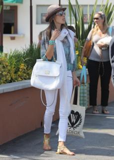 Alessandra Ambrosio feet photo thumbnail