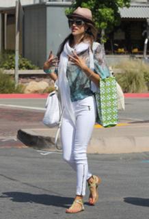 Alessandra Ambrosio feet photo thumbnail