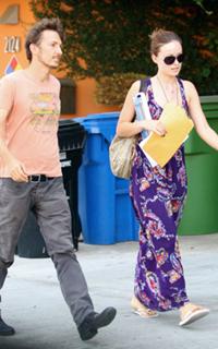 Olivia Wilde feet photo thumbnail
