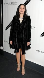 Sophia Bush feet photo thumbnail