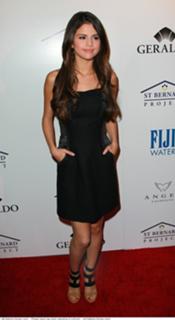 Selena Gomez feet photo thumbnail