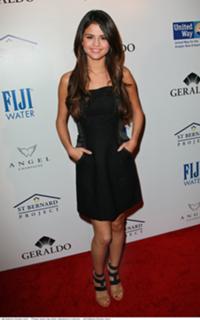 Selena Gomez feet photo thumbnail
