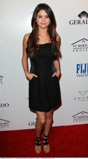 Selena Gomez feet photo thumbnail