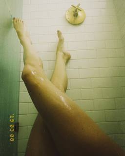 Shailene Woodley feet photo thumbnail