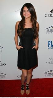 Selena Gomez feet photo thumbnail