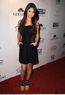 Selena Gomez feet photo thumbnail