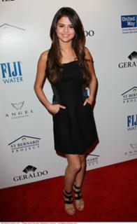 Selena Gomez feet photo thumbnail