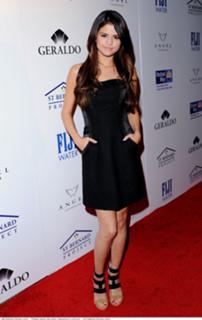 Selena Gomez feet photo thumbnail