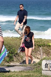 Miley Cyrus feet photo thumbnail