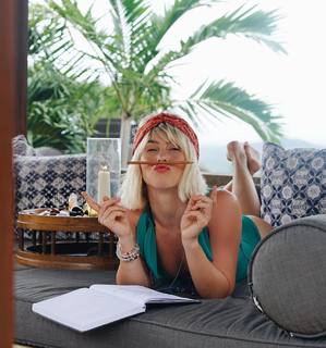 Julianne Hough feet photo thumbnail