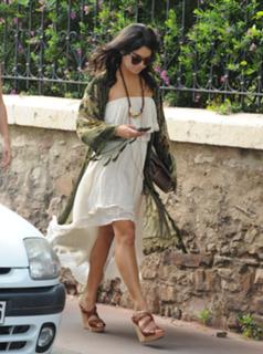 Vanessa Hudgens feet photo thumbnail
