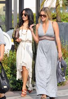 Vanessa Hudgens feet photo thumbnail