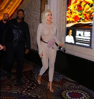 Khloé Kardashian feet photo thumbnail
