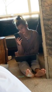 Hailey Bieber feet photo thumbnail