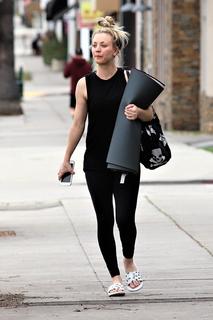 Kaley Cuoco feet photo thumbnail
