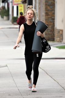 Kaley Cuoco feet photo thumbnail