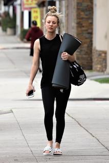 Kaley Cuoco feet photo thumbnail