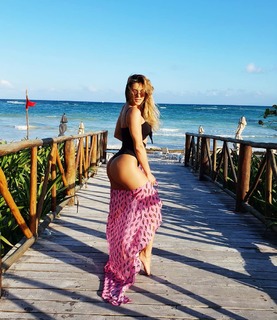 Lívia Andrade feet photo thumbnail