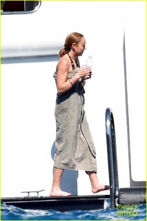 Lindsay Lohan feet photo thumbnail